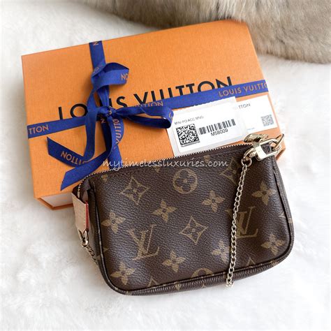 mini pochette monogram.